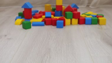 Oyuncak blokların arka planında tahta oyuncak helikopterler var..