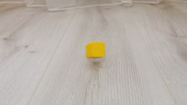 Çocukların tahta oyuncak blokları yere düşüyor. Yavaş çekim.