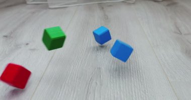 Çocukların tahta oyuncak blokları yere düşüyor. Yavaş çekim.