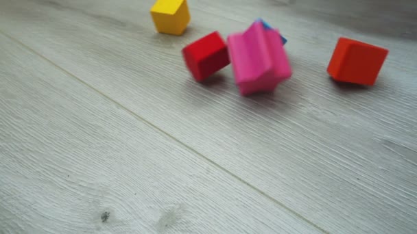 Dětská Hra Dřevěné Figurky Padají Podlahu Zpomalený Pohyb — Stock video