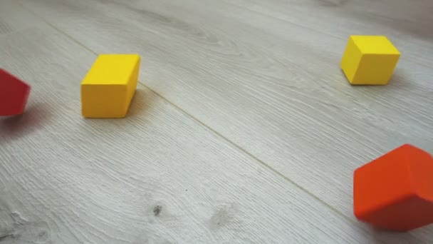 Dětská Hračka Dřevěné Bloky Spadnout Podlahu Zpomalený Pohyb — Stock video