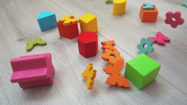 Kinderspeelgoed Houten Figuren Vallen Grond Langzame Beweging — Stockvideo