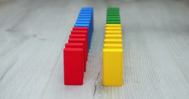 Çocukların Tahta Oyuncak Blokları Domino Etkisi Altında Düşer Yavaş Çekim — Stok video