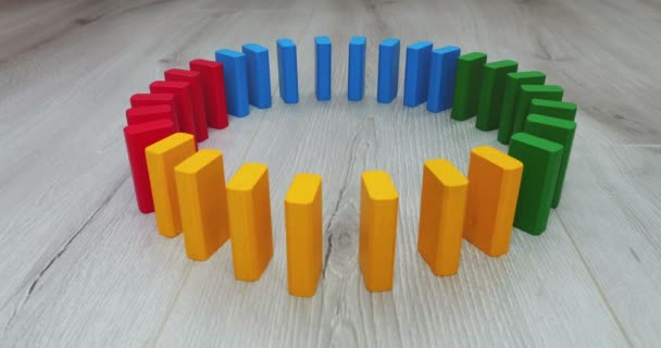孩子们的木制玩具块在多米诺骨牌效应中脱落了 慢动作 — 图库视频影像