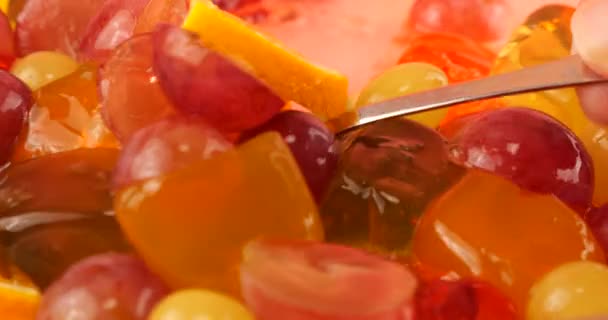 Mnohobarevná Želatinová Marmeláda Hrozny Pomerančovými Plátky Kiwi Růžovém Pozadí Kousky — Stock video