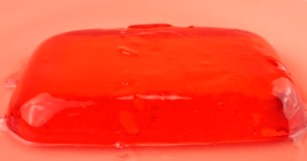 Ζελέ Ταλάντευσης Μετά Χτύπημα Ένα Κουτάλι Μαρμελάδα Ζελατίνης Ροζ Φόντο — Αρχείο Βίντεο