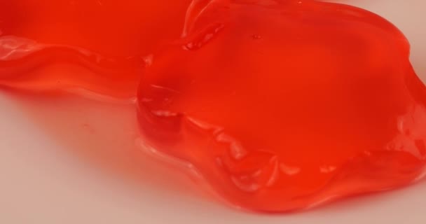 Wiebelende Gelei Het Slaan Met Een Lepel Berry Gelatine Gelei — Stockvideo