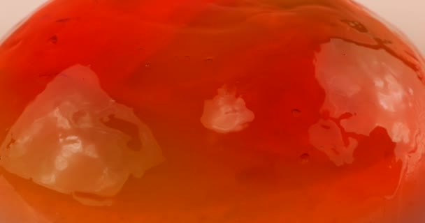 Wielokolorowa Galaretka Żelatynowa Talerzu Różowym Tle Chwiejna Galaretka Uderzeniu Łyżką — Wideo stockowe