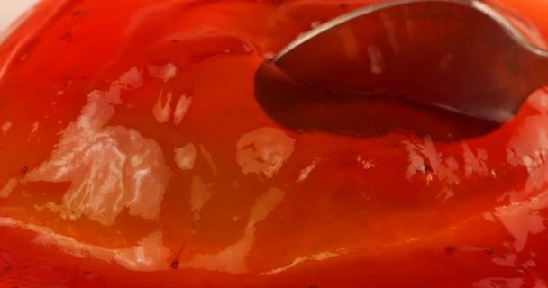 多色的浆果明胶果冻 上面有草莓 白色的盘子 粉红的背景 汤匙里的果冻片 — 图库视频影像