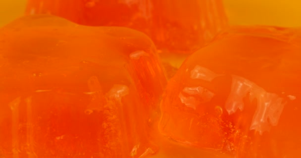 Gelatina Gelatina Bacche Con Guarnizione Fragole Fondo Arancione — Video Stock