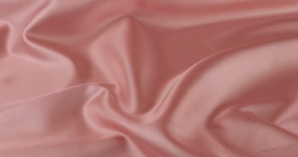 白天鹅的羽毛落在粉红的绸缎上 慢动作 — 图库视频影像
