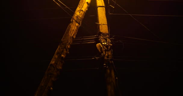Stromkabel Und Eine Laterne Einem Mast Der Nacht — Stockvideo