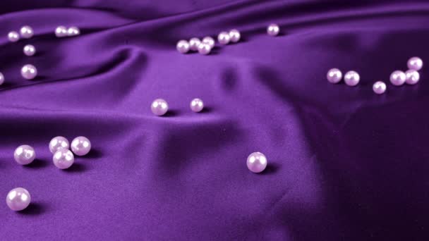 白天鹅的羽毛落在紫色的丝绸上 上有珍珠 慢动作 — 图库视频影像