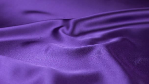 Las Plumas Cisne Blanco Caen Sobre Seda Púrpura Movimiento Lento — Vídeos de Stock