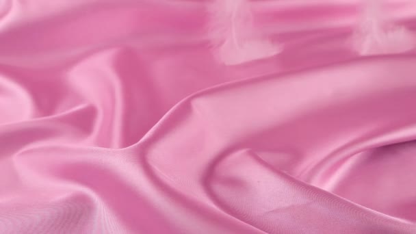 Белые Лебединые Перья Падают Пастельный Пурпурный Красный Розовый Шелк Медленное — стоковое видео