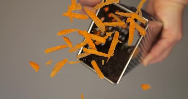 炉灶上的厨师把生胡萝卜揉碎成玻璃器皿 底部视图 — 图库视频影像
