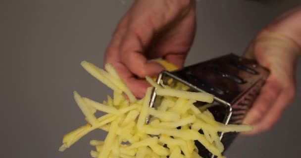 Cozinheiro Ralador Corta Uma Maçã Uma Superfície Vidro Vista Inferior — Vídeo de Stock