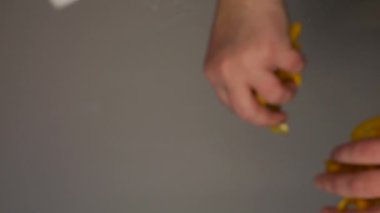 Aşçının elinden cam bir yüzeye doğranmış tatlı biber dilimleri dökülüyor. Yavaş çekim.