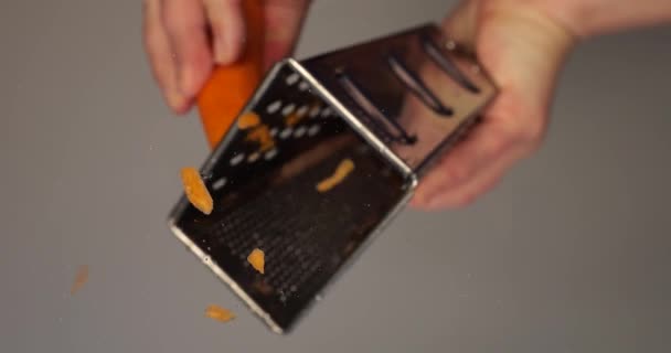 Der Koch Auf Der Reibe Reibt Rohe Karotten Eine Glasschale — Stockvideo