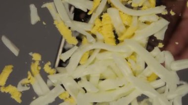 Öğütücüdeki aşçı cam yüzeyde bir yumurta keser..