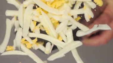 Öğütücüdeki aşçı cam yüzeyde bir yumurta keser..