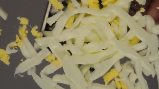 Cocinero Sobre Rallador Corta Huevo Sobre Superficie Cristal — Vídeo de stock