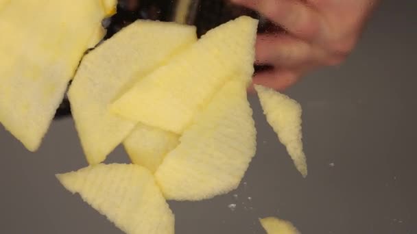 Cozinheiro Ralador Corta Uma Maçã Uma Superfície Vidro Vista Inferior — Vídeo de Stock