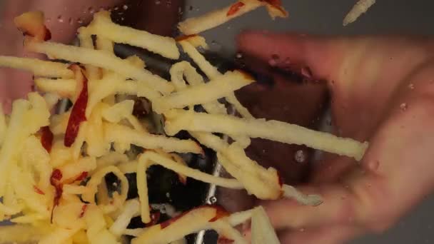 Cuoco Una Grattugia Taglia Una Mela Una Superficie Vetro Vista — Video Stock