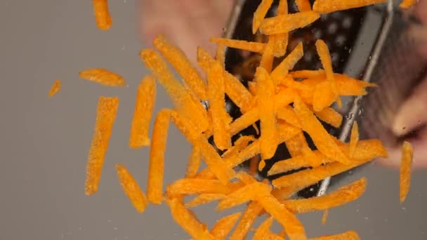Der Koch Auf Der Reibe Reibt Rohe Karotten Eine Glasschale — Stockvideo