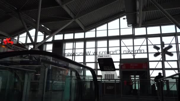 ポーランドのワルシャワショパン空港の建築 動くエスカレーターからの撮影 スローモーション — ストック動画