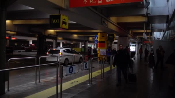 タクシー乗り場と搭乗手続きワルシャワショパン空港ターミナル ポーランド スローモーション — ストック動画