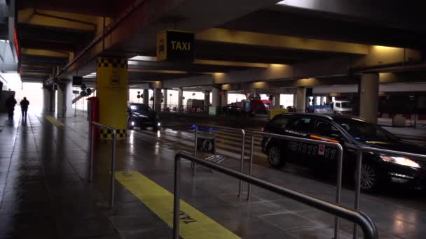 Stazione Dei Taxi Imbarco Terminal Dell Aeroporto Varsavia Chopin Polonia — Video Stock
