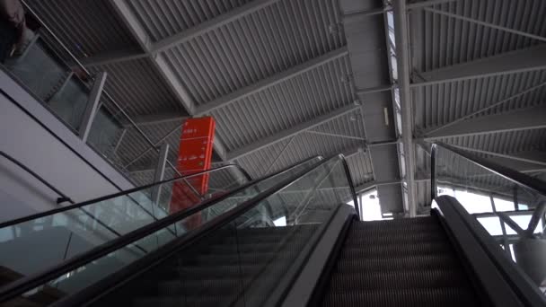 Verfahrbare Rolltreppe Flughafengebäude — Stockvideo