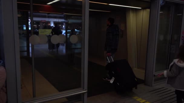 在波兰华沙肖邦机场航站楼 从机场大楼到出租车站的出口和乘客登机口 慢动作 — 图库视频影像