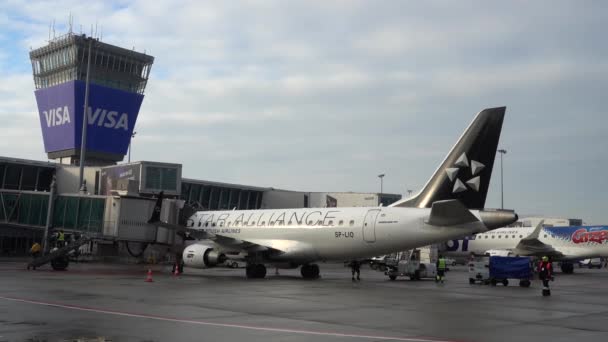 Parkeren Onderhoud Van Vliegtuigen Bij Terminal Van Warschau Chopin Airport — Stockvideo