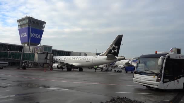 Pesawat Parkir Dan Pemeliharaan Terminal Bandara Warsaw Chopin Polandia — Stok Video