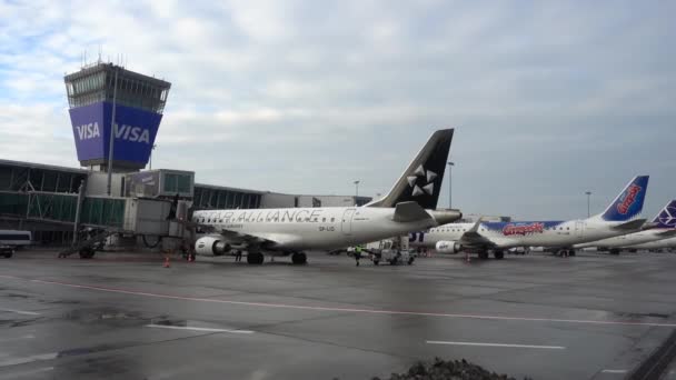 Parking Obsługa Techniczna Statków Powietrznych Przy Terminalu Lotnisku Chopina Warszawie — Wideo stockowe