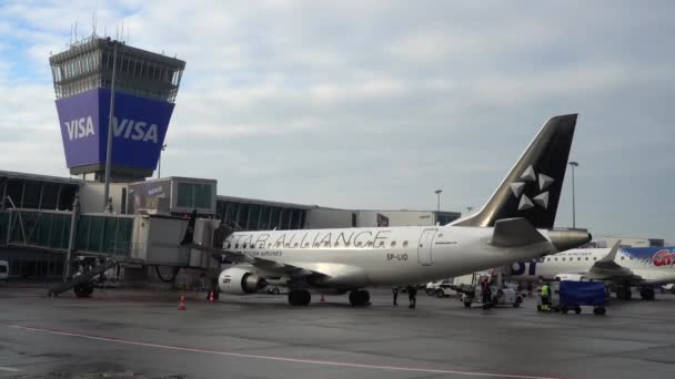 ポーランドのワルシャワショパン空港のターミナルで航空機の駐車とメンテナンス — ストック動画