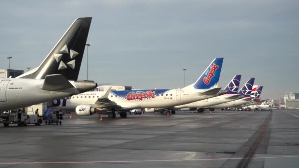 Parken Und Warten Von Flugzeugen Terminal Des Warschauer Chopin Flughafens — Stockvideo