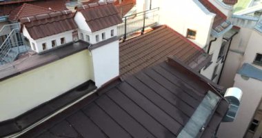 Eski bir Avrupa şehrinin mimarisi. Döşemeli çatılar ve bacalar çekiliyor.