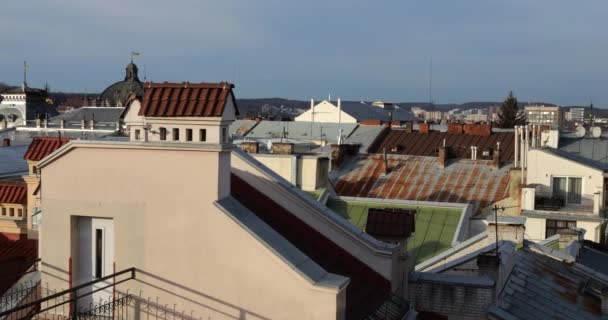 Architektura Starého Evropského Města Střílení Kachlových Střech Komínů — Stock video