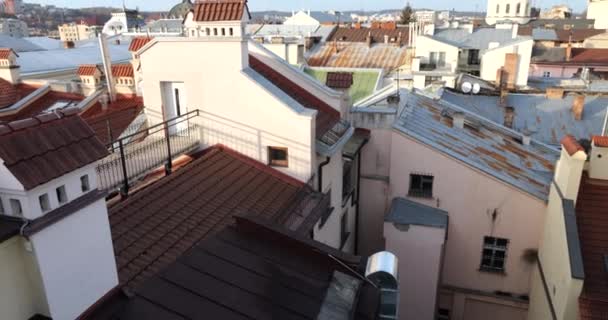 Architektur Einer Alten Europäischen Stadt Schießen Auf Ziegeldächer Und Schornsteine — Stockvideo