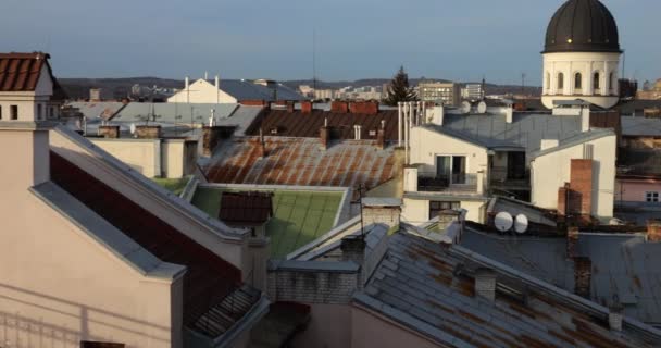 Architektur Einer Alten Europäischen Stadt Schießen Auf Ziegeldächer Und Schornsteine — Stockvideo