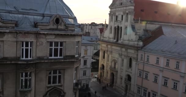 Mensen Het Plein Van Een Oude Europese Stad Architectuur — Stockvideo