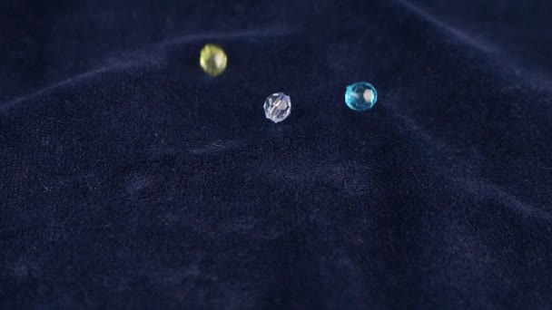 彩色透明珠宝晶体和岩石晶体落在蓝色天鹅绒上 慢动作 — 图库视频影像