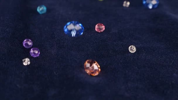 Πολύχρωμα Διαφανή Κρύσταλλα Κοσμημάτων Και Κρύσταλλο Ροκ Πτώση Μπλε Βελούδο — Αρχείο Βίντεο