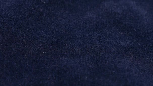 Прозорі Білі Кристали Ювелірних Виробів Стрази Падають Блакитний Оксамит — стокове відео