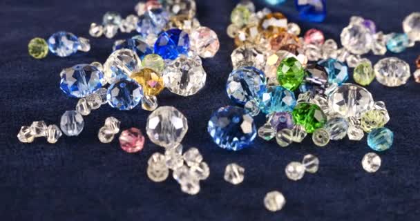 蓝色天鹅绒上的多色透明珠宝水晶和莱茵石 — 图库视频影像