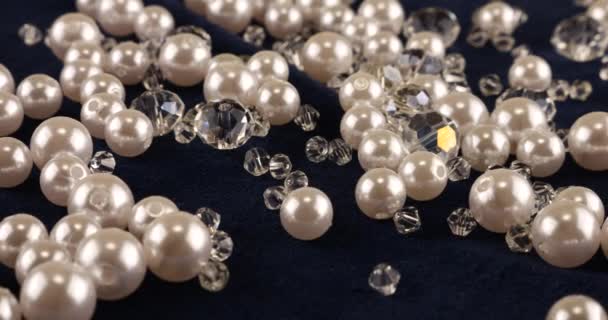 透明ホワイトジュエリークリスタル ラインストーンとブラックベルベット上の真珠 — ストック動画