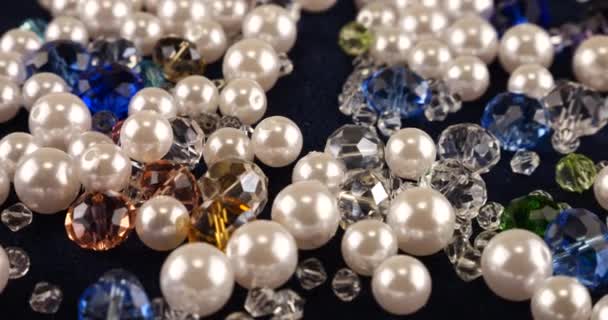 透明ホワイトとマルチカラーのジュエリー結晶 ブルーベルベット上のラインストーンと真珠 — ストック動画